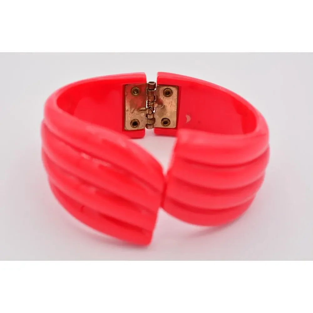 Vintage Bangle Bracelet Lucite Chunky Bright Red Coral Scalloped 70s 1980s Bin4